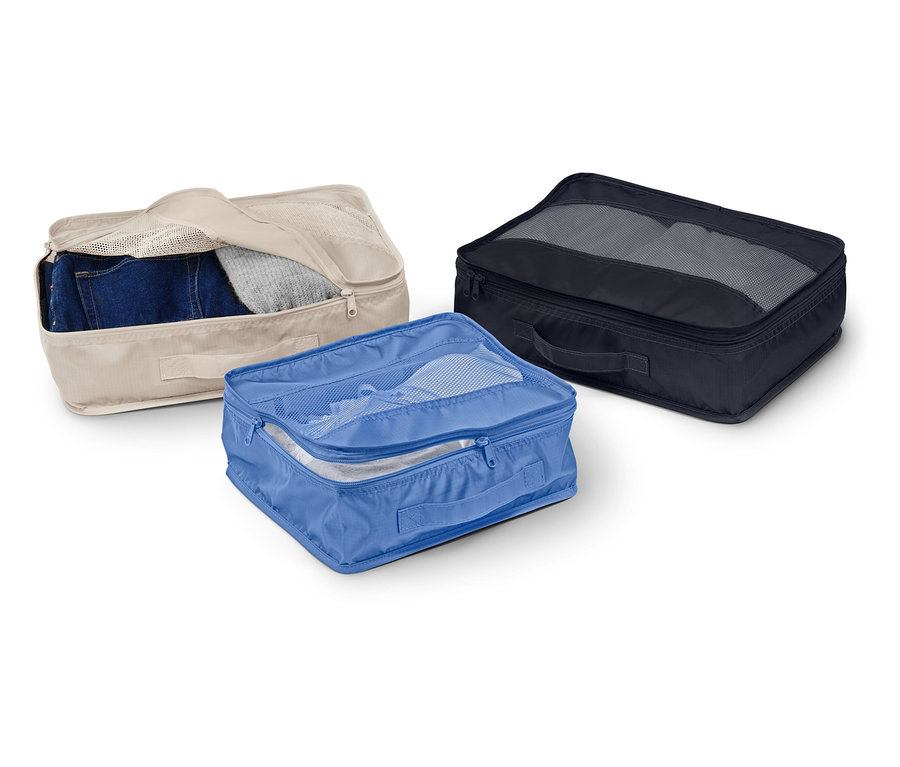 Három szövet tárolódoboz bézs, kék és fekete színben fekszik egy fehér háttéren.