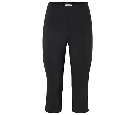 Fekete háromnegyedes leggings fehér háttérrel.