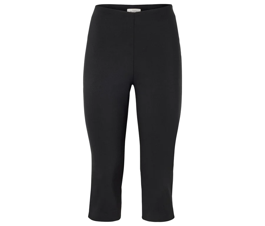 Fekete háromnegyedes leggings fehér háttérrel.