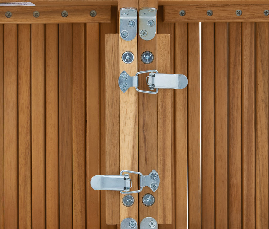 Két fém retesz közeli képe egy faasztalon, csavarokkal rögzítve.