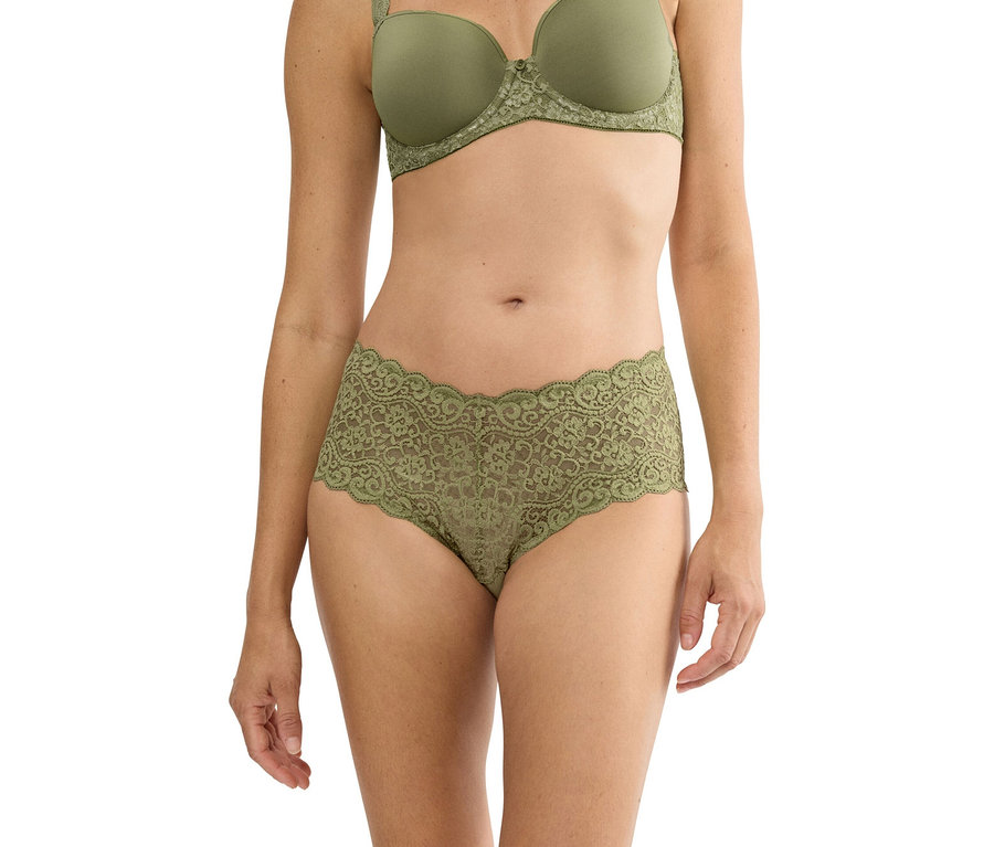 Nő khaki színű csipke szettet visel, melltartóból és bugyiból áll.