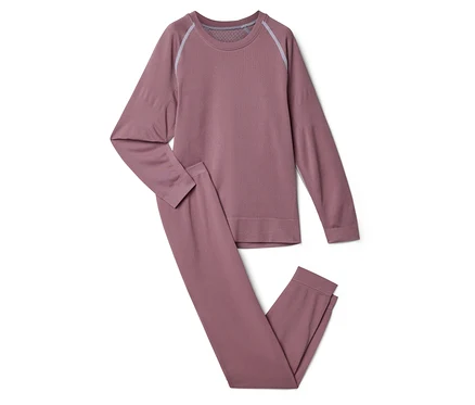 Mauve színű, hosszú ujjú felsőből és hosszú nadrágból álló termikus alsóruházat szett. A felső vállán világosszürke csíkok láthatók.