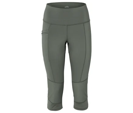 Közeli kép egy szürke, háromnegyedes hosszúságú, magas derekú leggingsről oldalzsebbel.