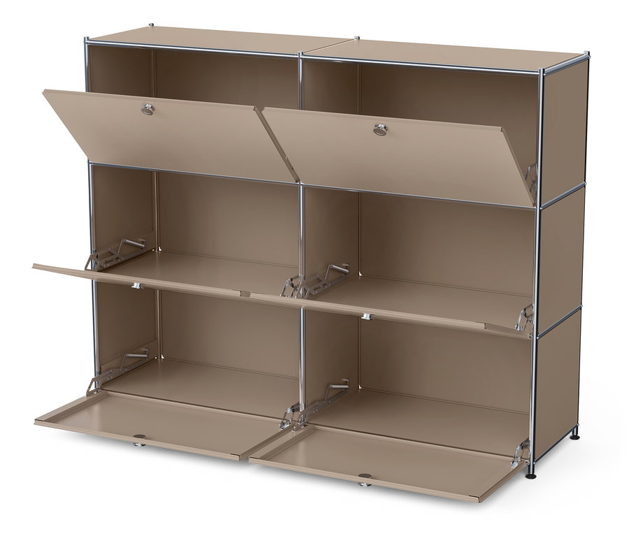 »CN3« szürkésbarna fém komód 6 lenyíló ajtóval, néhány ajtó nyitva.