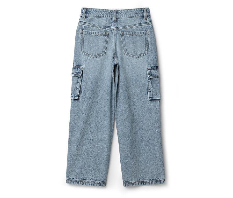 Világoskék farmernadrág hátulnézete zsebekkel, fehér háttérrel.