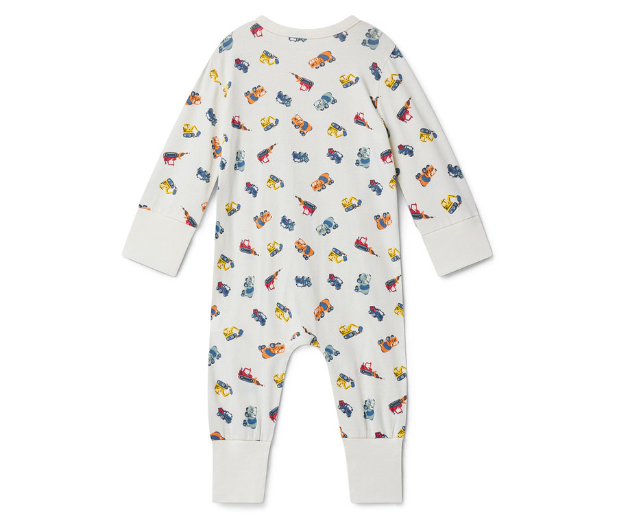 Teljes alakos kép egy fehér, hosszú ujjú baba hálóruháról, amelyen apró, színes építőipari járművekkel van nyomtatva.