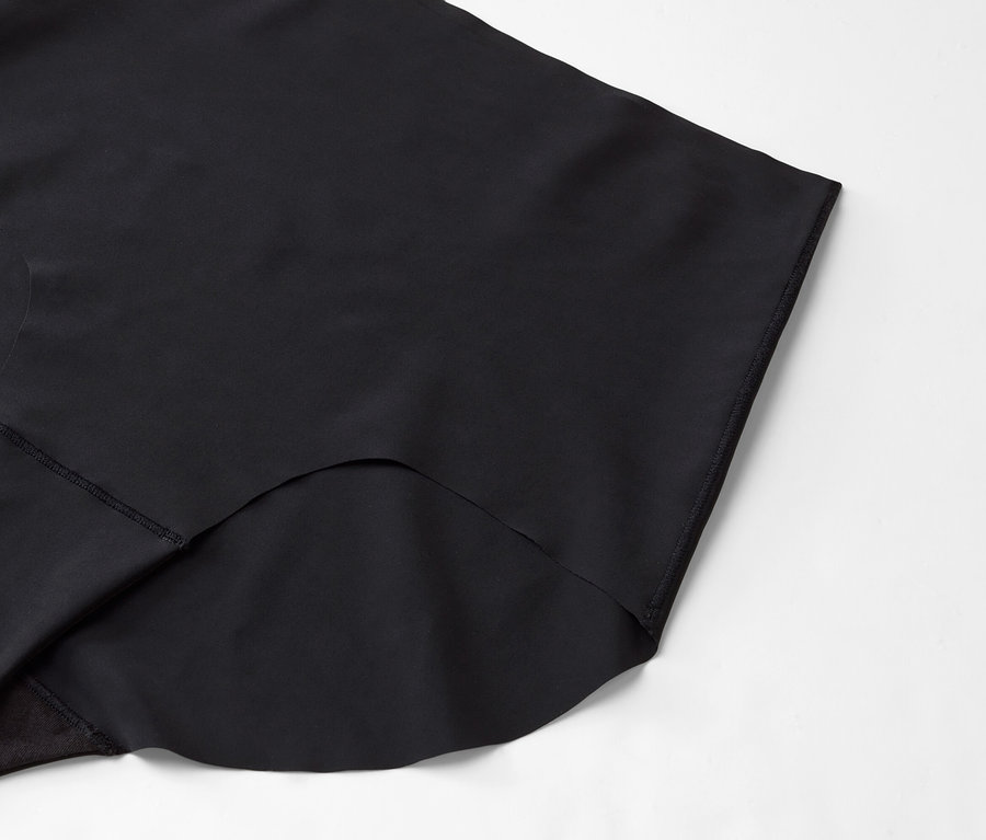 Egy fekete anyag közeli képe fehér háttérrel.