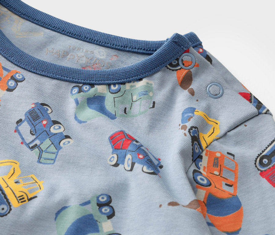 Egy világoskék anyagnak a közeli képe, rajta sokszínű járművekkel.