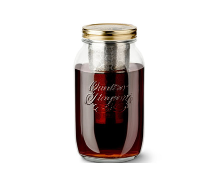 Egy Cold Brew készítő »BrewJar« itallal megtöltve, fehér háttér előtt.