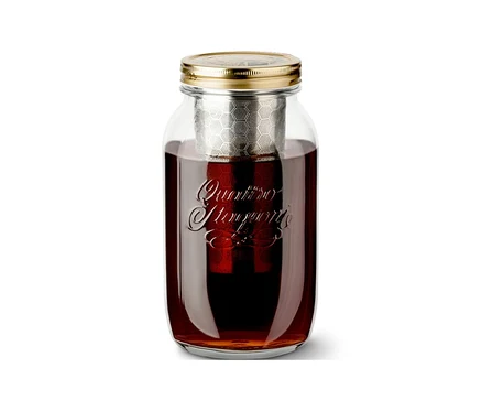 Egy Cold Brew készítő »BrewJar« itallal megtöltve, fehér háttér előtt.