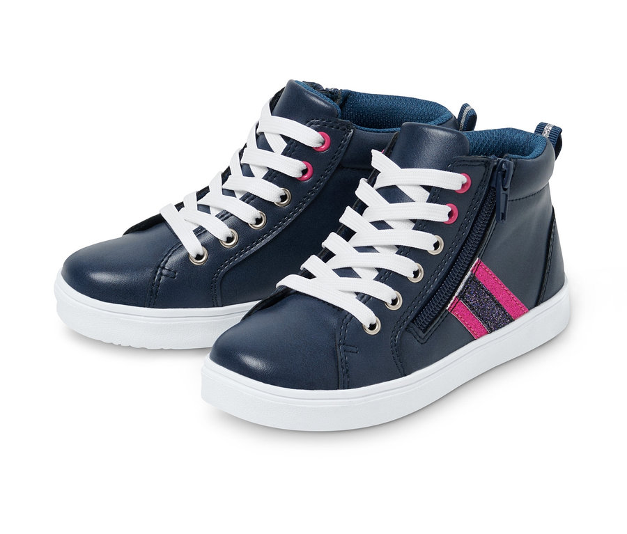 Két sneaker cipő.