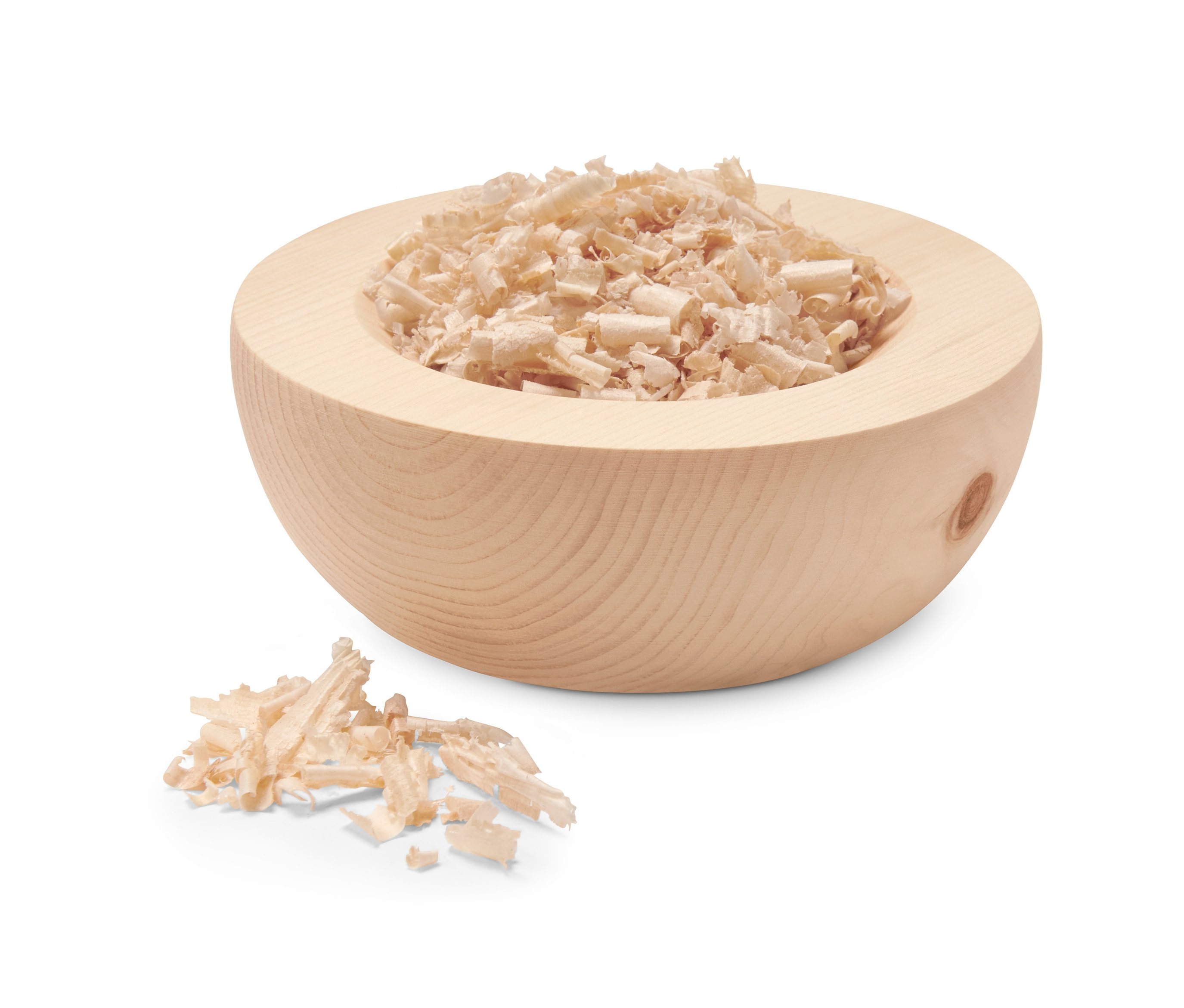 Egy fából készült tál cirbolyafenyő illatosító forgácsokkal.
