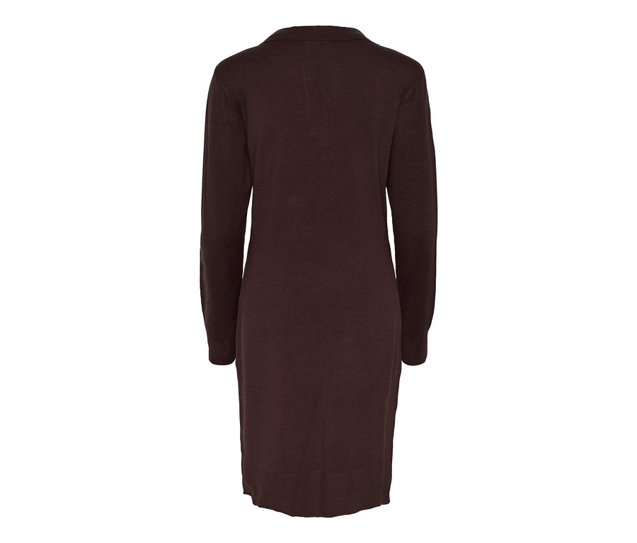 Egy barna kötött ruha részlete.