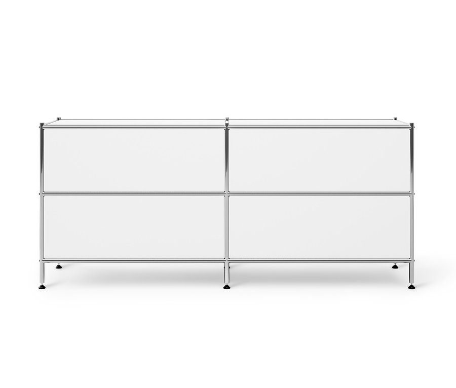 Egy fehér, »CN3« alacsony fém komód 4 fiókkal.