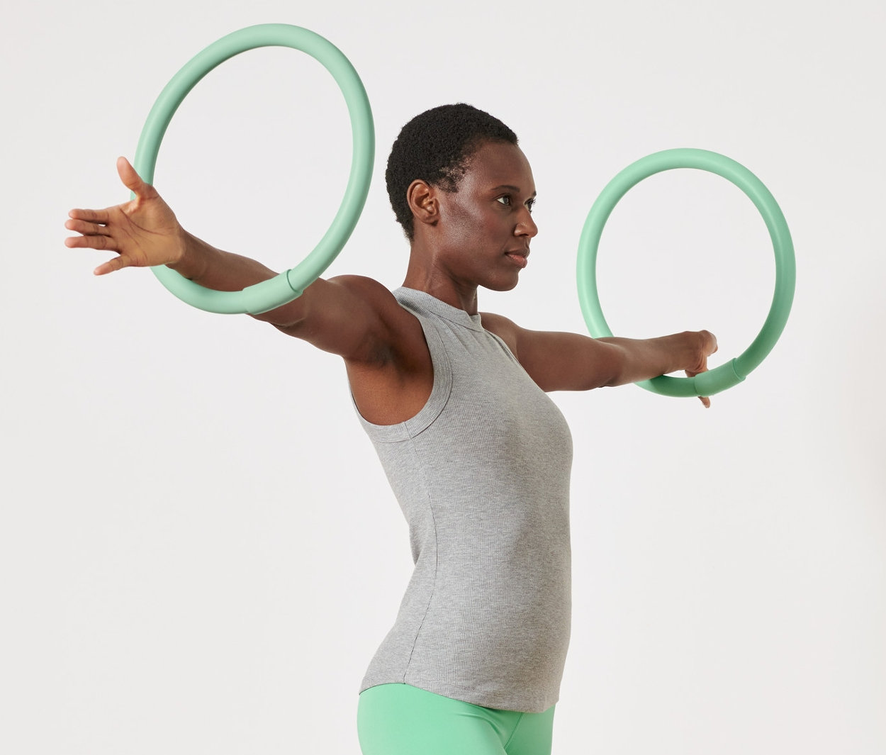 Nő edz 2 fitnesz karedző karikával.