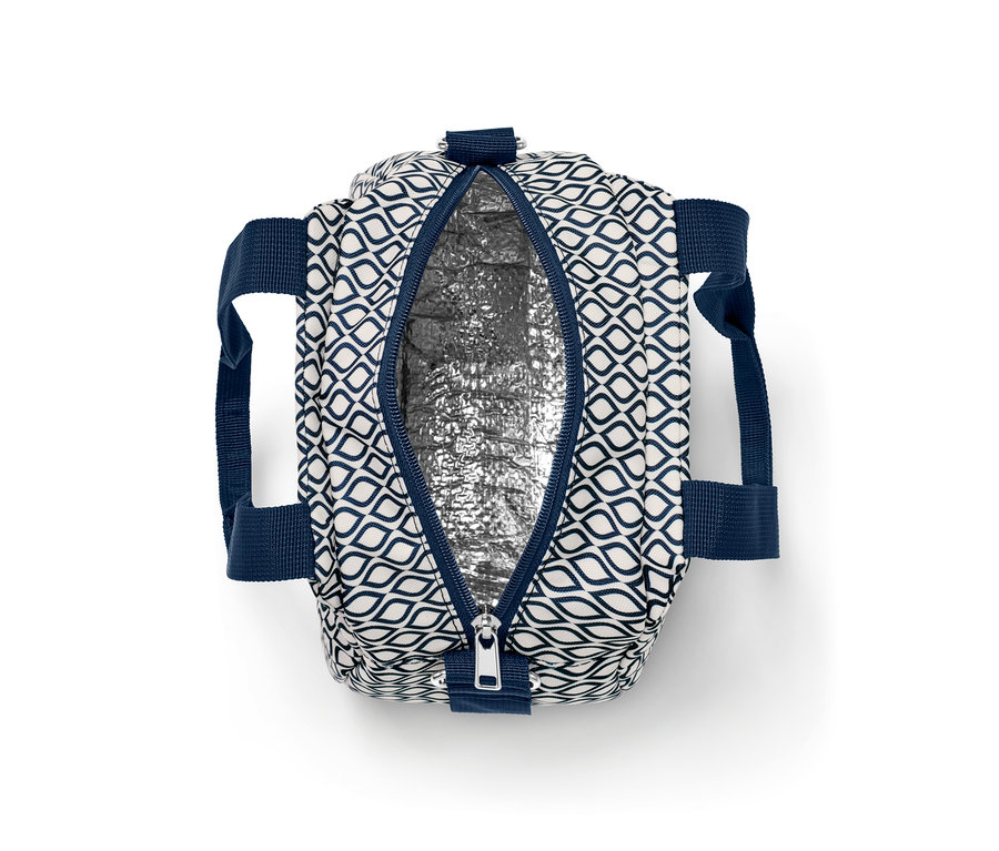 Nyitott, mintás, kék mini hűtőtáska.