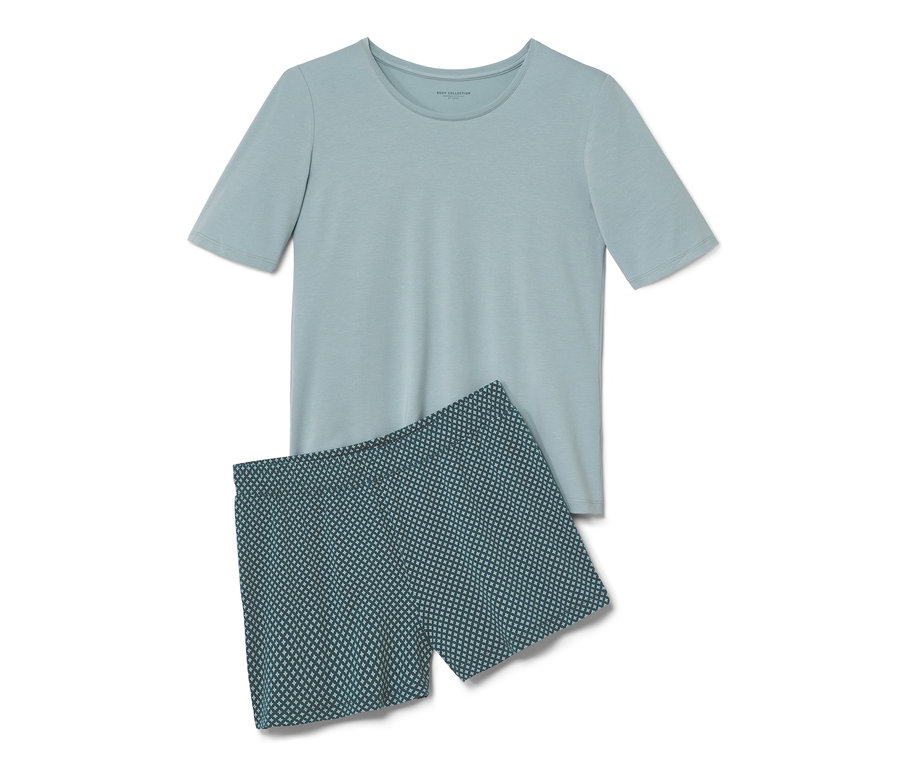 Egy rövidnadrágos pizsama, amely egy nyomott mintás rövidnadrágból és egy világoskék rövid ujjú pólóból áll, fehér háttéren fekszik.