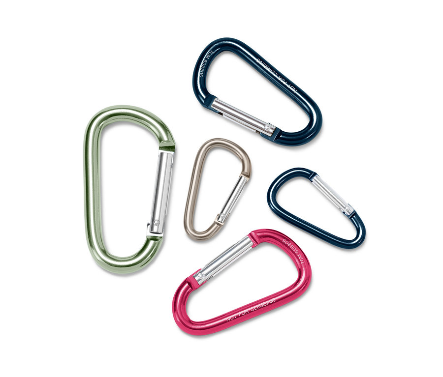 Öt különböző színű (zöld, szürke, rózsaszín és két kék) karabiner horgok fekszenek egy fehér háttéren.