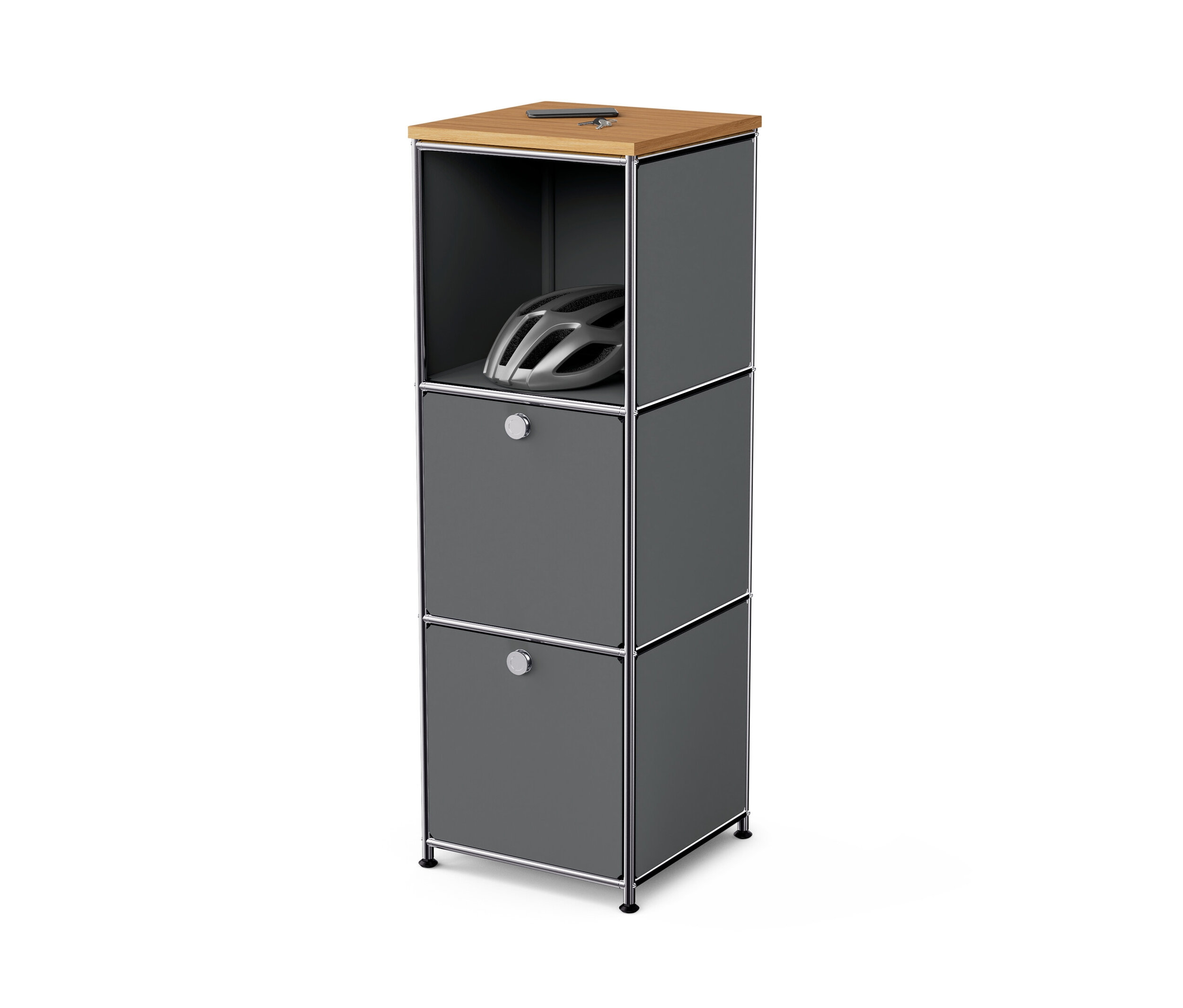 Szürke »CN3« keskeny fém komód fa felső lappal és 2 lenyíló ajtóval. A felső nyitott polcon egy sisak látható.