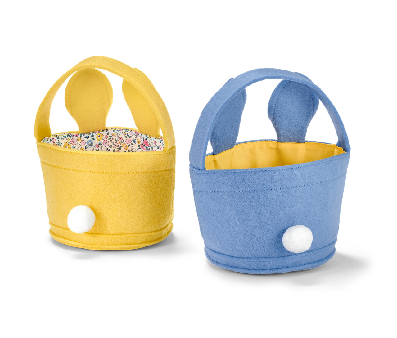 Két húsvéti kosár, egy sárga és egy kék, mindkettő fülekkel és pomponnal.