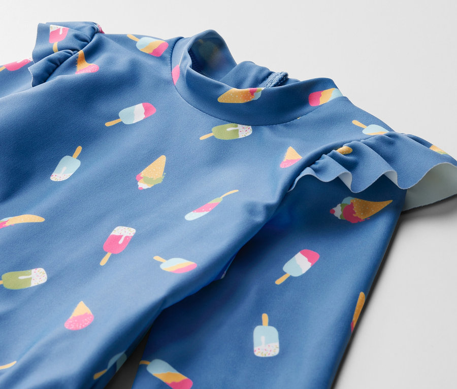 Kék gyerek fürdőruha jégkrém mintával és 80-as UV védelemmel.