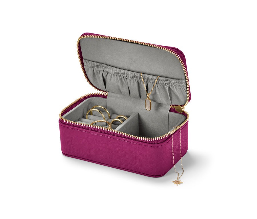 Nyitott kis ékszertartó doboz gyűrűkkel és nyakláncokkal.