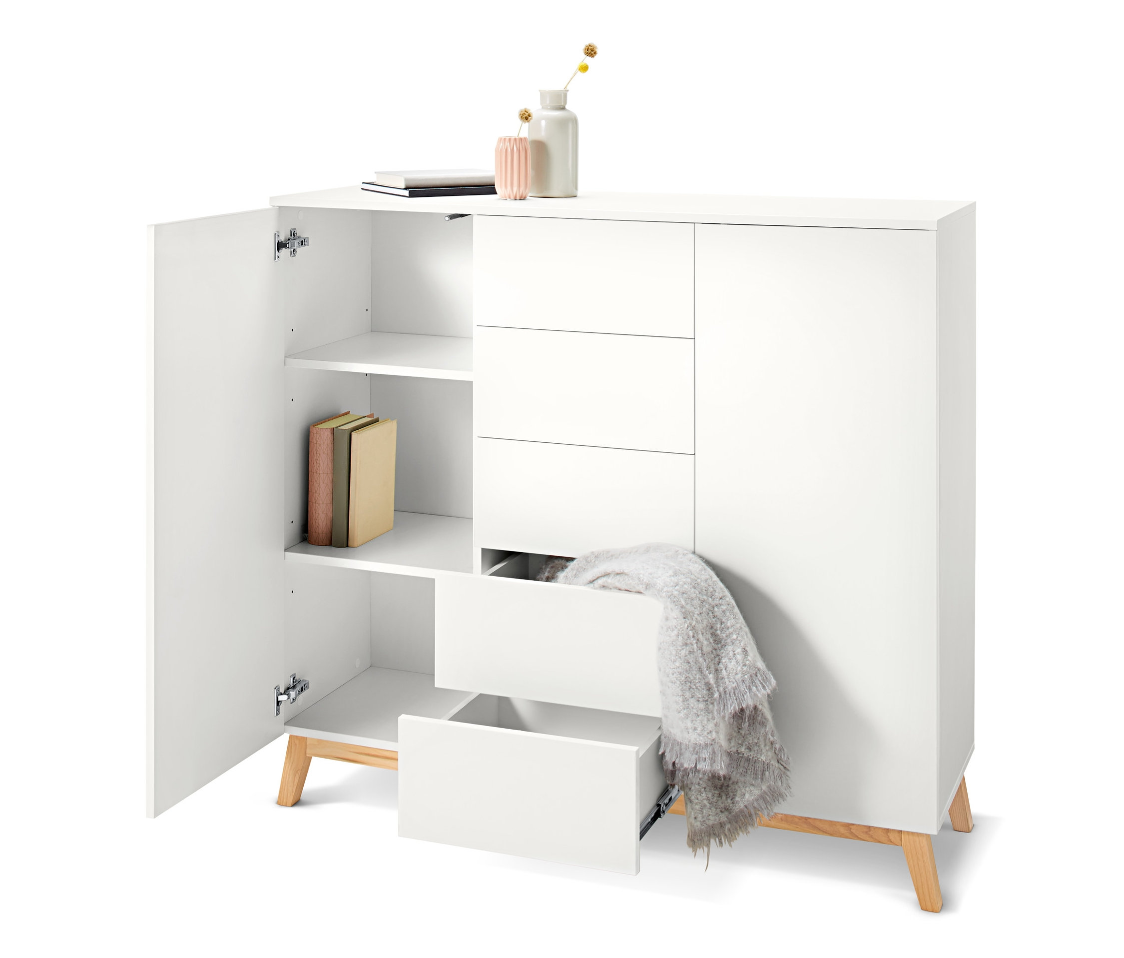 Nyitott, fehér, magas szekrény polcokkal és fiókokkal.