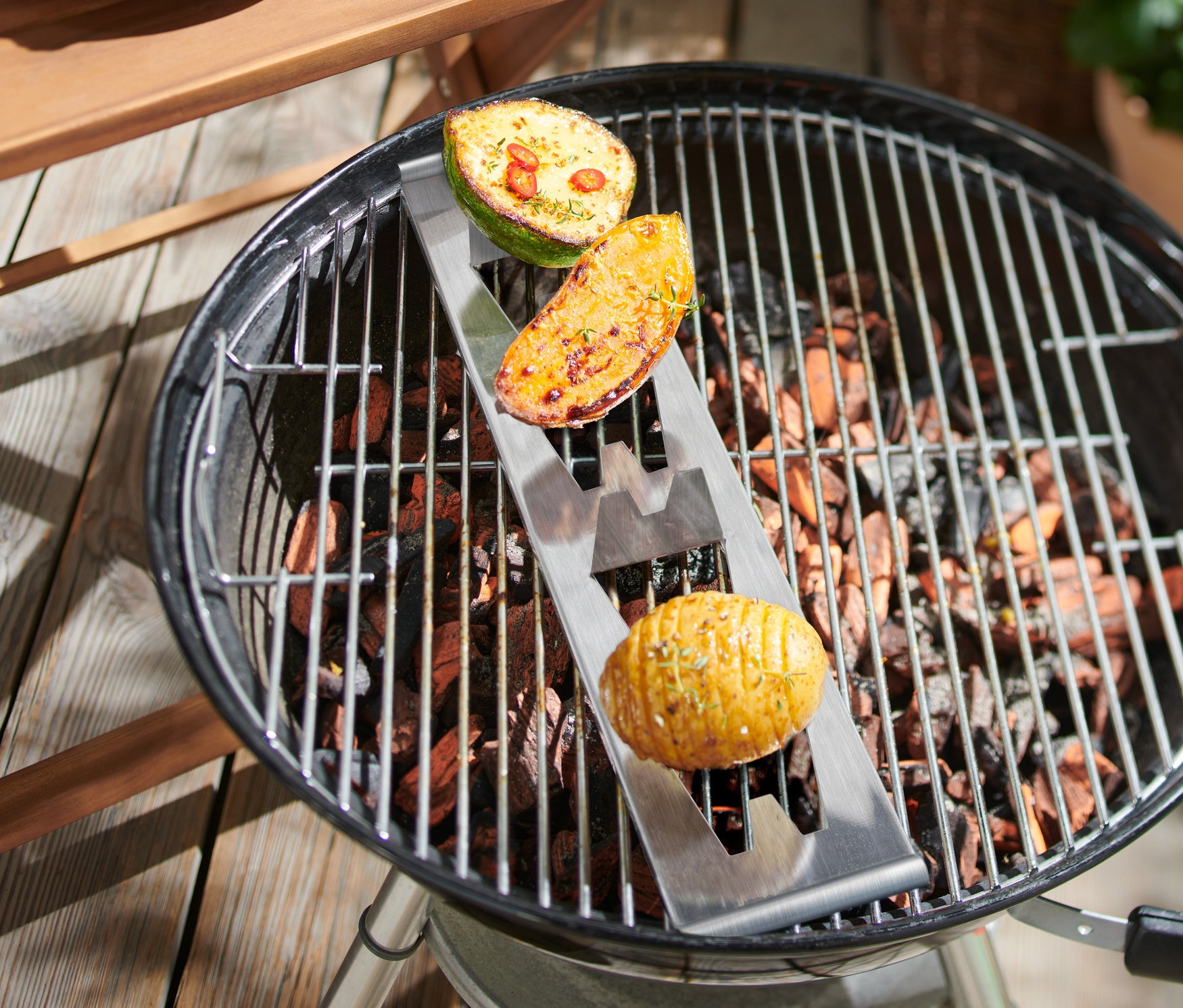 Burgonya a burgonyatartóban a grillen.