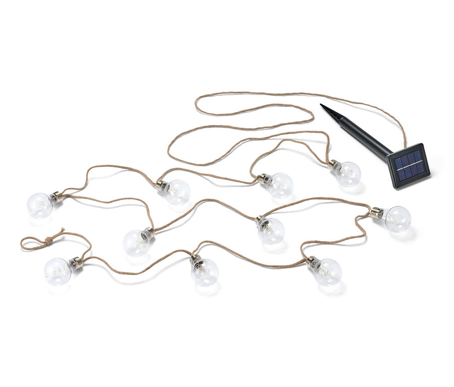 Napelemes LED-es fényfüzér juta zsinóron és napelem fehér háttérrel.