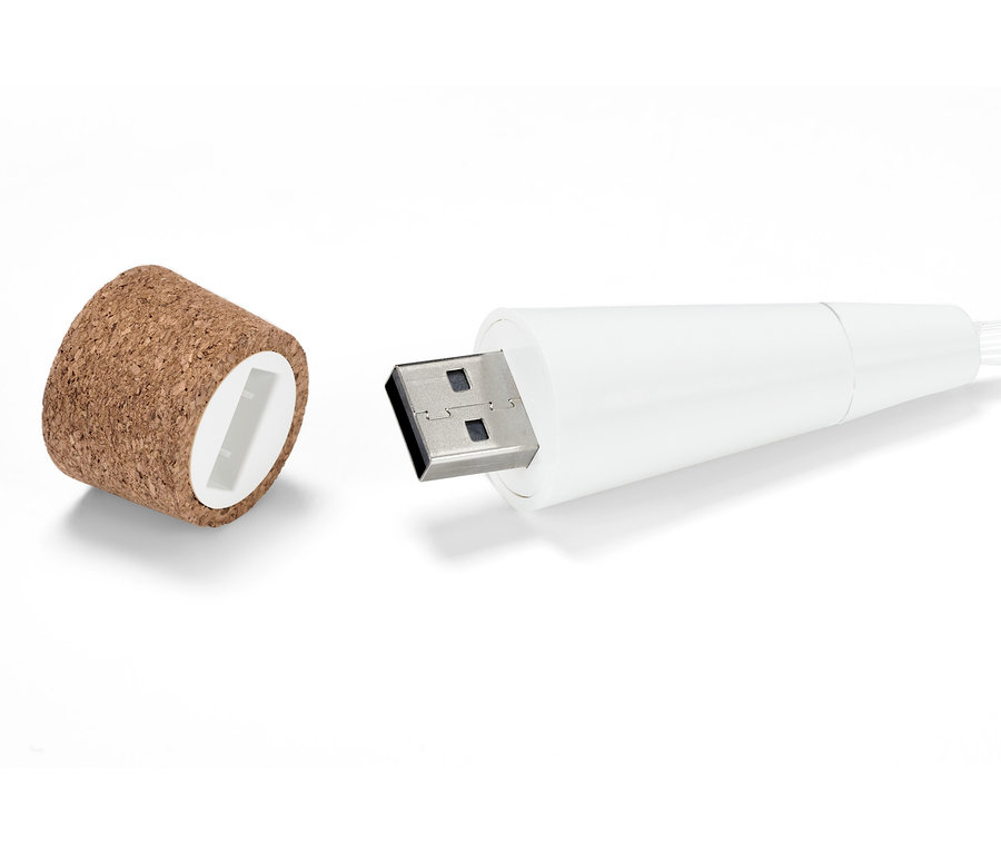 Akkumulátoros LED-es dugó és USB-csatlakozó közelről.