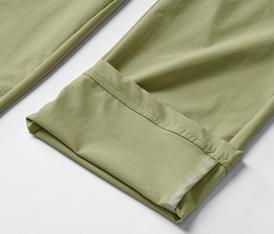 Khaki softshell nadrág részlete.