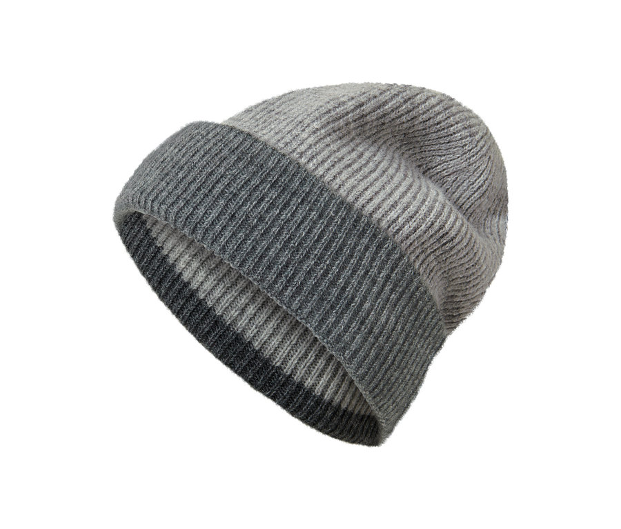 Szürke női kötött sapka.