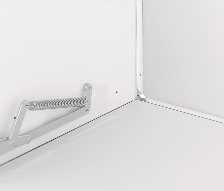 A fehér CN3 szekrény részlete, fém mechanizmussal a lenyitható ajtókhoz.