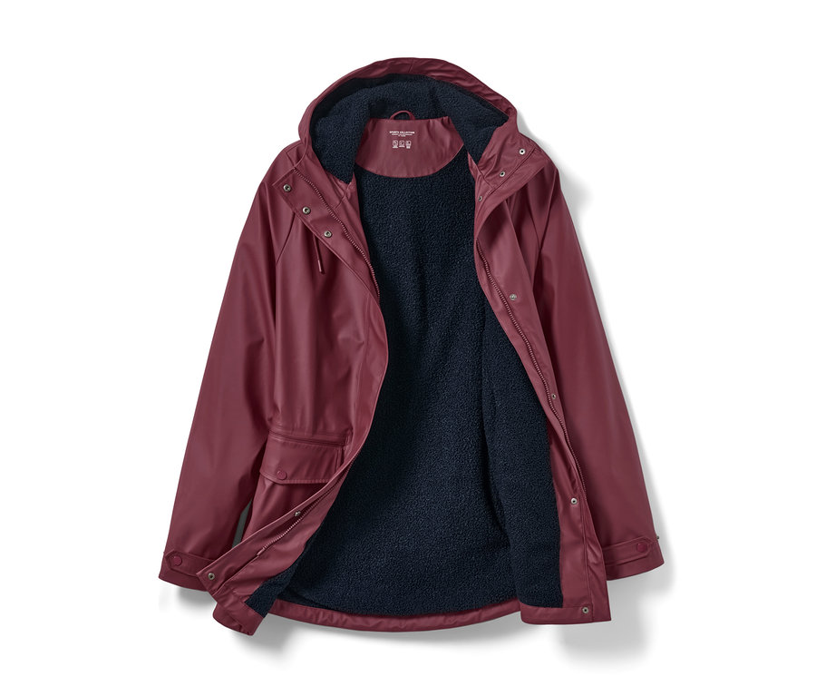 Egy nyitott, bordó színű, kapucnis, cipzáros, polárbéléses női parka esőkabát látható fehér háttéren.