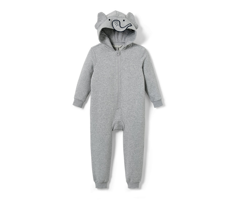 Egy szürke kisgyerek kezeslábas elefántfüles kapucnival.