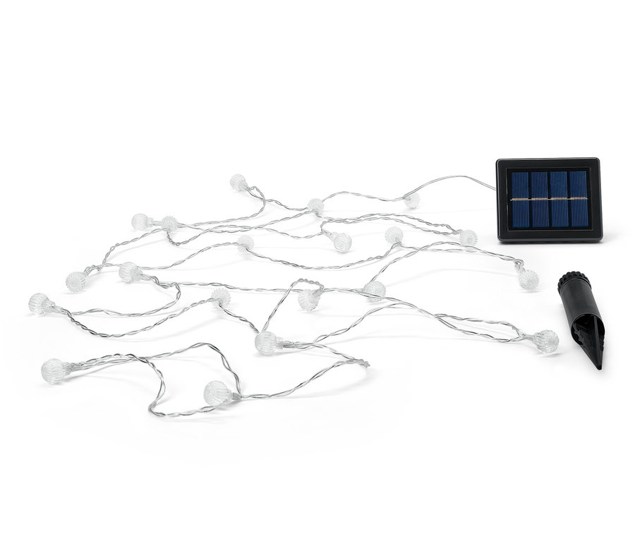 Egy napelemes fényfüzér gömbökkel fekszik egy fehér háttéren.