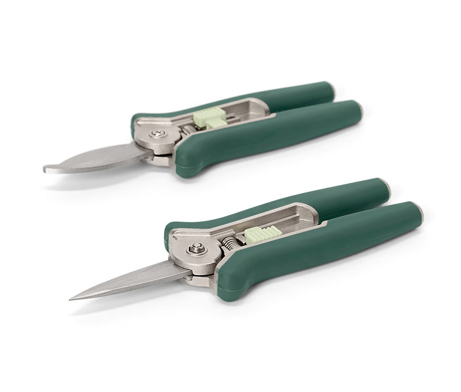 Két mini kerti olló fehér alapon.