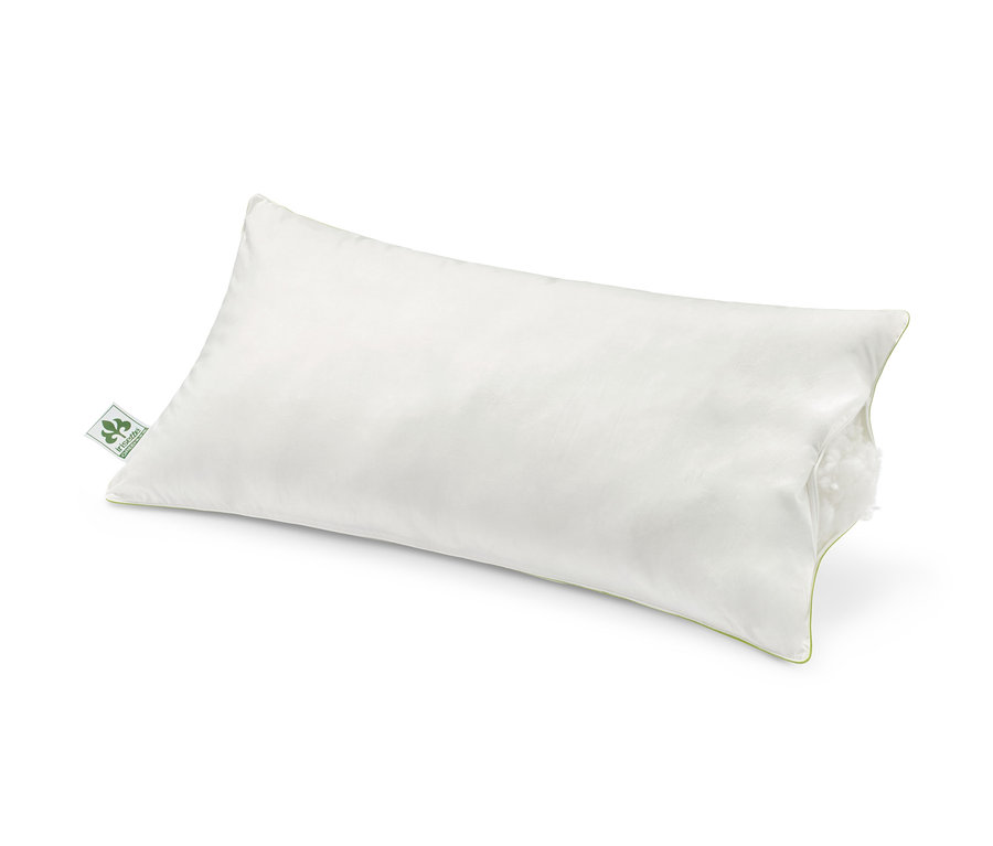 Egy fehér irisette® greenline párna, kb. 80 x 40 cm, fehér háttér előtt.