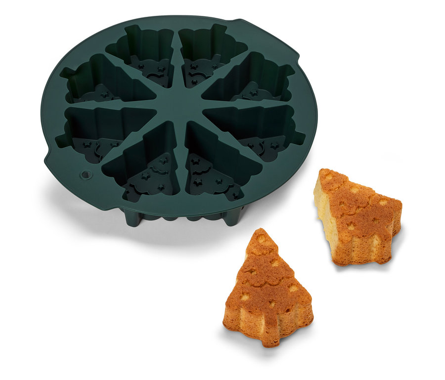 Zöld szilikon karácsonyfa alakú sütőforma, mellette két sült fa.