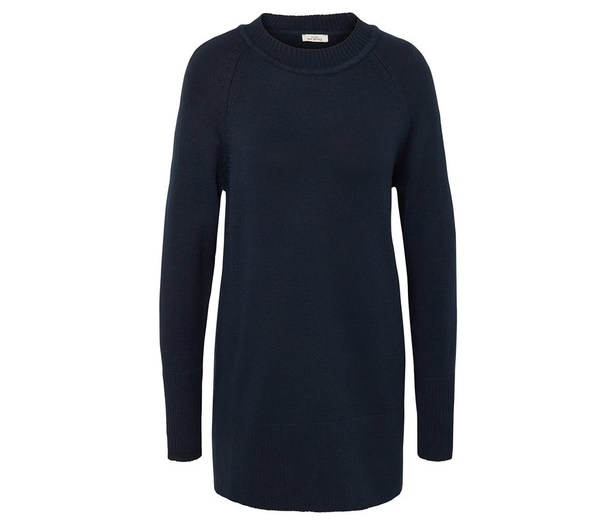 Sötétkék kötött ruha hosszú ujjakkal fehér háttérrel.