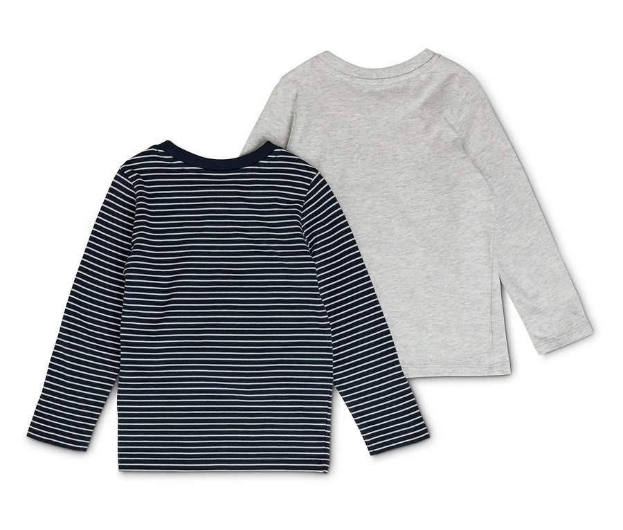 Két gyermek hosszú ujjú póló fekszik egymás mellett. Az egyik sötétkék, fehér csíkokkal, a másik világosszürke.