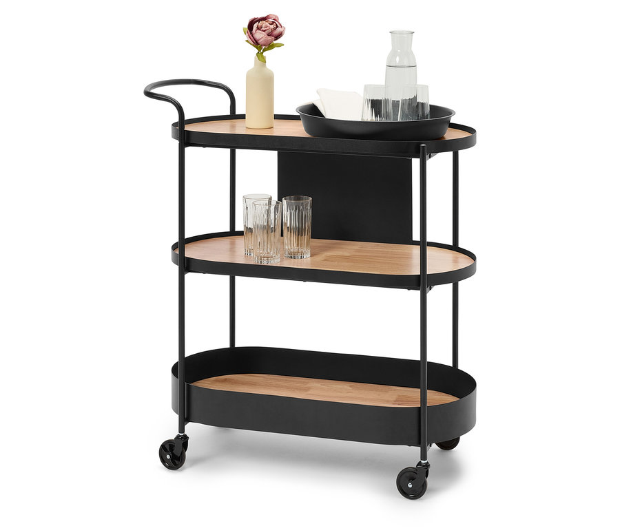 Egy fekete bárkocsi három barna fa polccal, a felső polcon egy váza virággal, egy vizeskancsó és poharak.