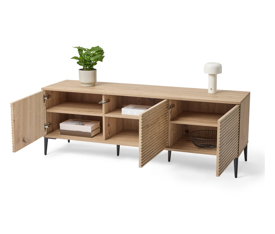 Nyitott fa komód cserepes növénnyel, lámpával és dekorációkkal.