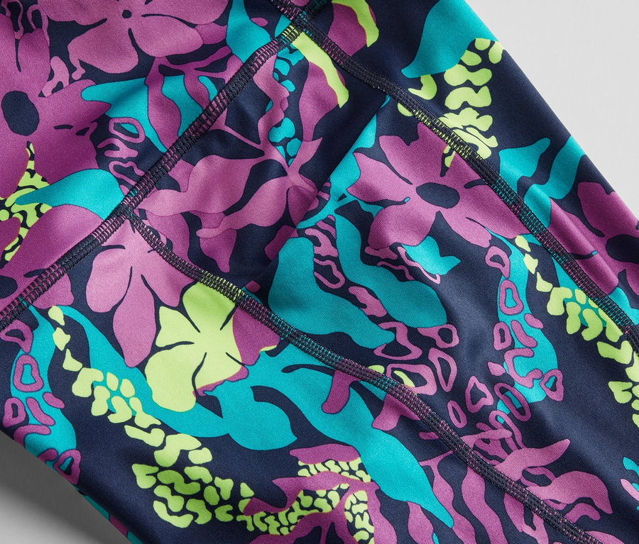 Egy nyomott mintás női sport rövidnadrág részlete.