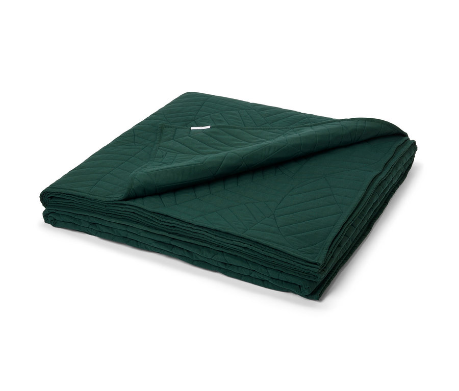 Egy sötétzöld, steppelt ágytakaró, 230 x 250 cm, összehajtva.