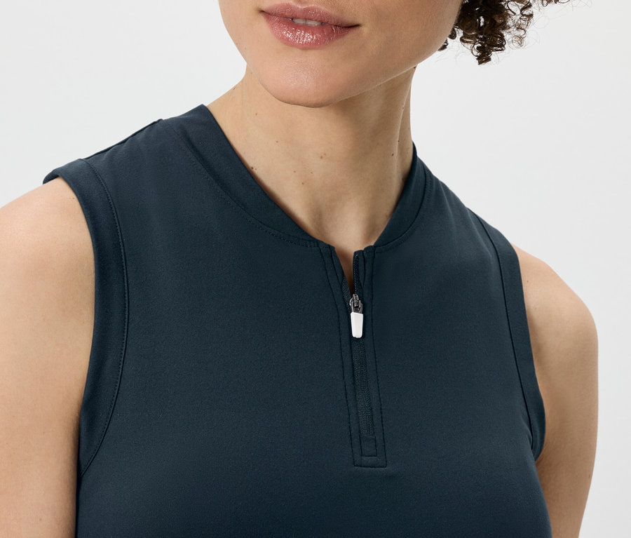 Nő visel sötétkék funkcionális topot.