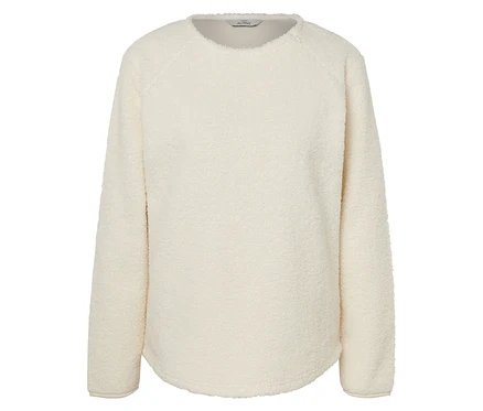 Egy krémszínű, hosszú ujjú fleece pulóver.