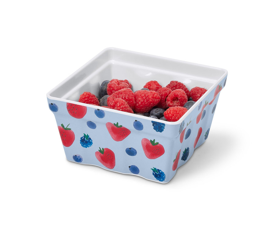 Epres tál málnával és áfonyával.