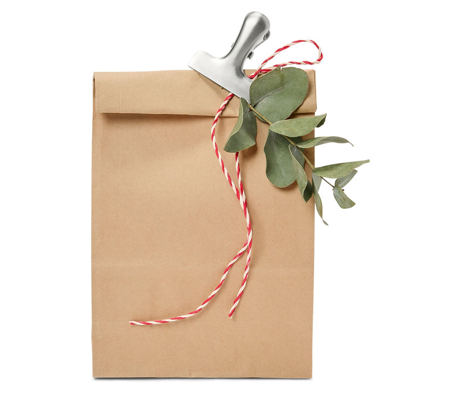 Barna papírzacskó csipesszel, zsinórral és eukaliptusszal.