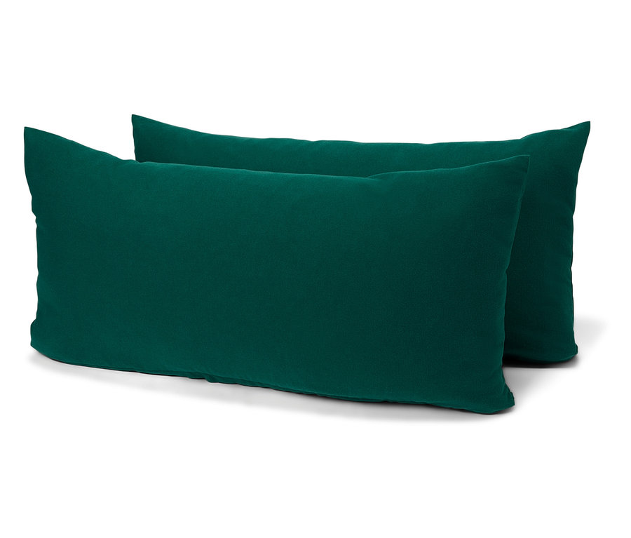 Két smaragdzöld, téglalap alakú párna fehér háttéren.